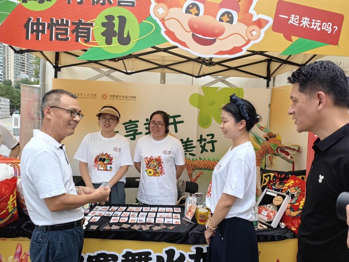 学校舞火龙系列文创亮相广州艺术市集引热潮