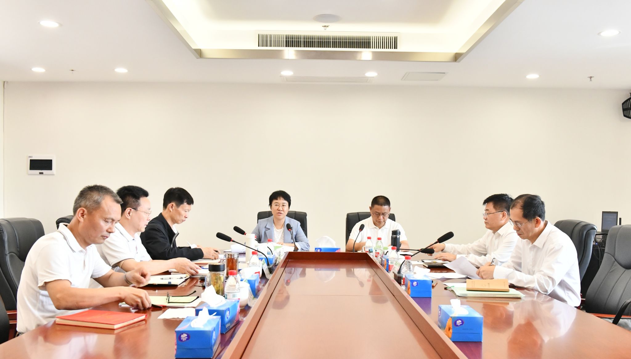 学校举行深入贯彻中央八项规定精神学习教育读书班集中研讨