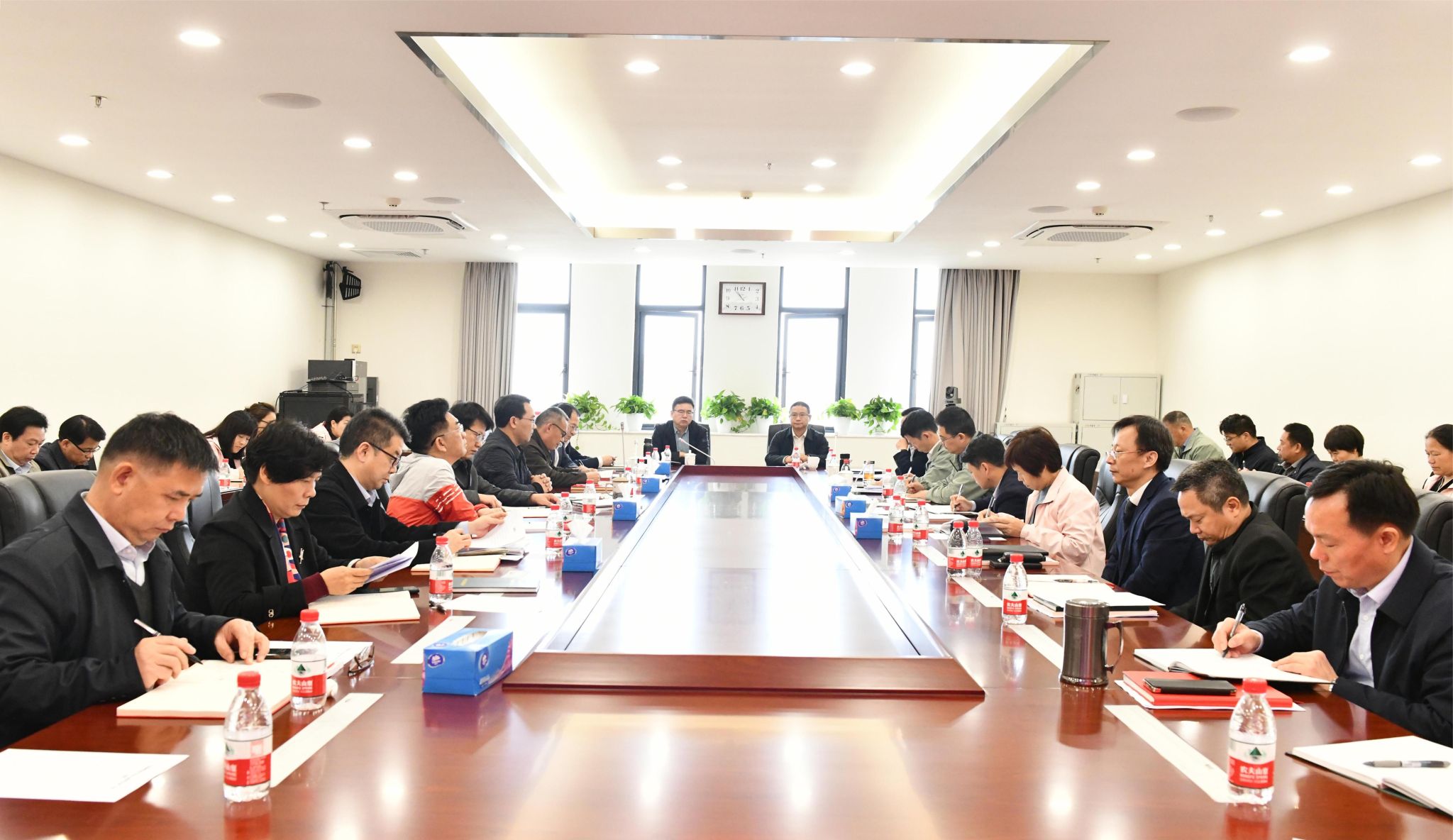 bevictor伟德官网召开党委理论学习中心组（扩大）学习会传达学习全国两会精神