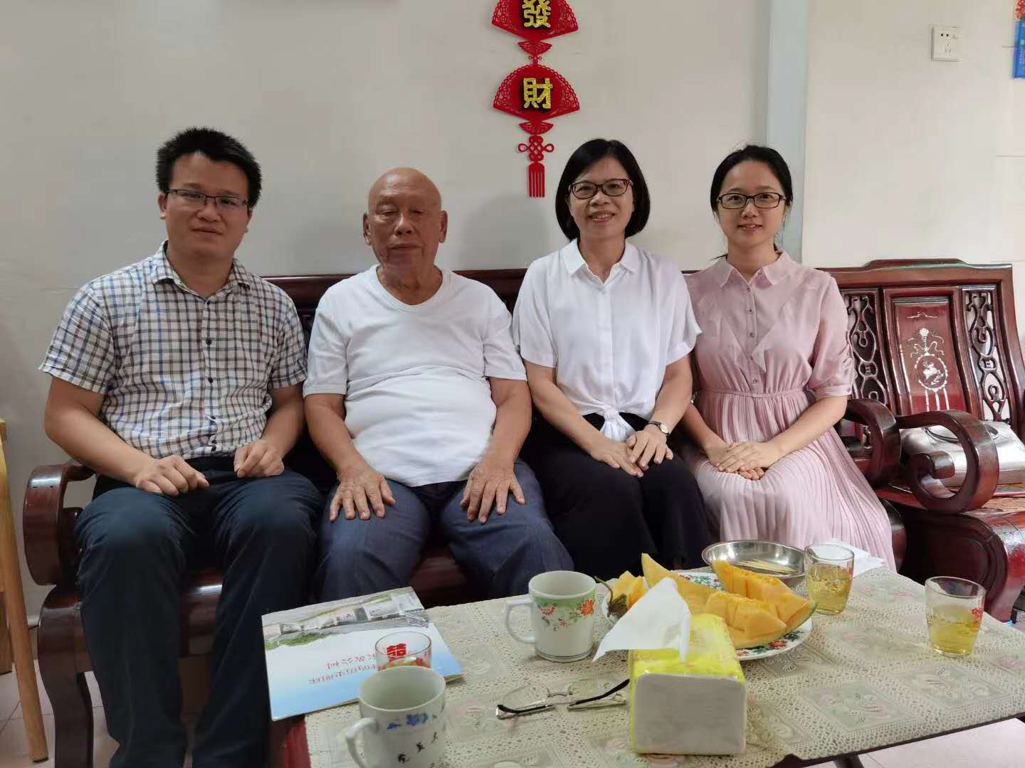 学校组织团队拜访松䓣乡老人了解办学历史